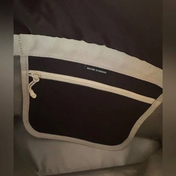 🆕 Pop-In @Nordstrom x Herschel Supply Co Sutton Messenger Bag 🖤🐻 NWT - Picture 4 of 7